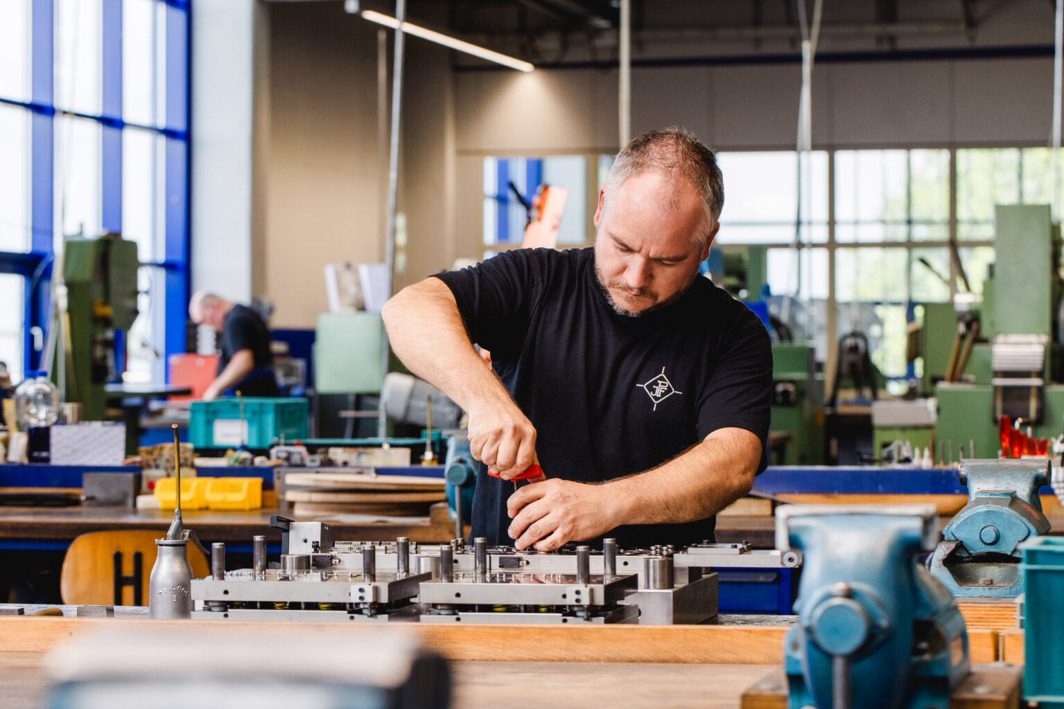 Ein Arbeiter arbeitet