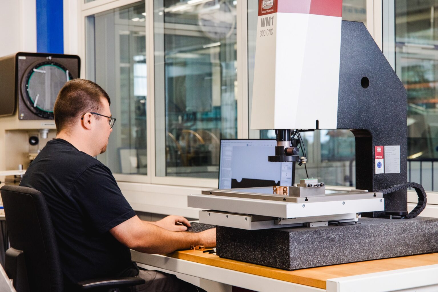 Ein Arbeiter arbeitet an einem Computer