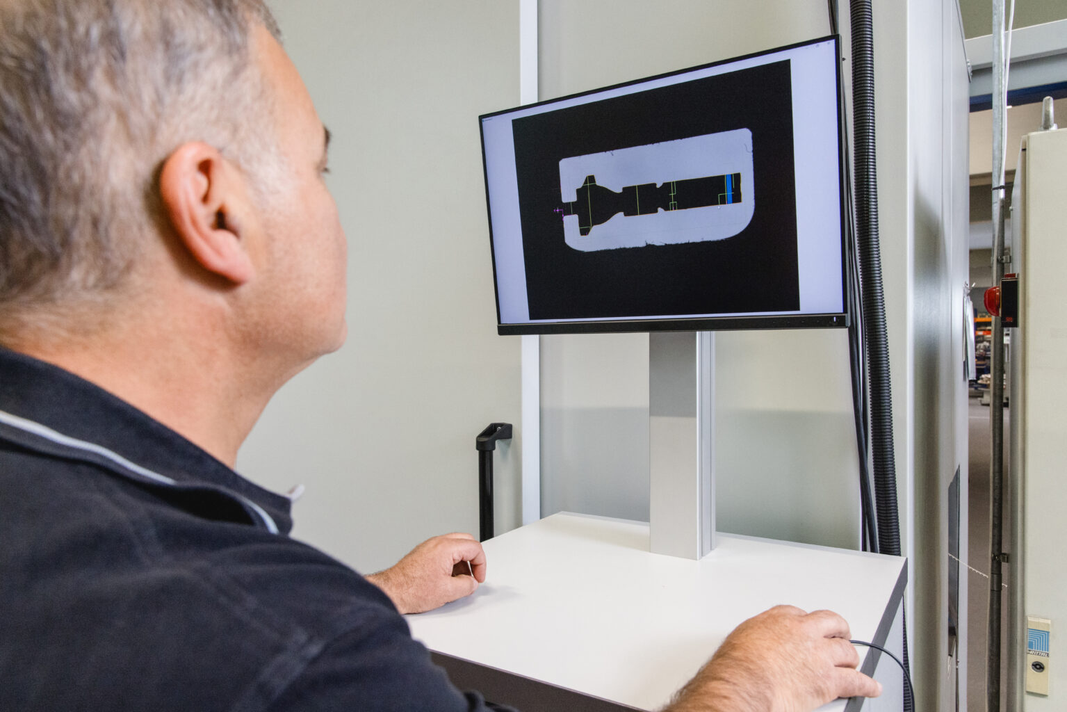 Ein Arbeiter arbeitet an einer Industriemaschine