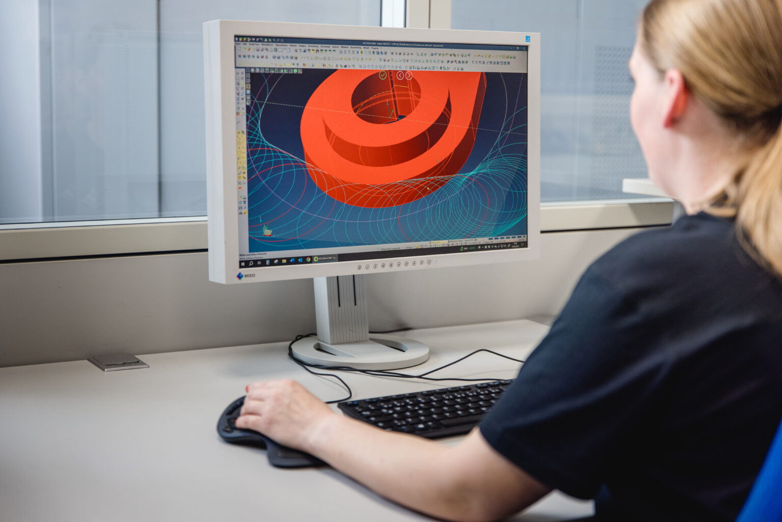Eine Frau arbeitet an einem Computer