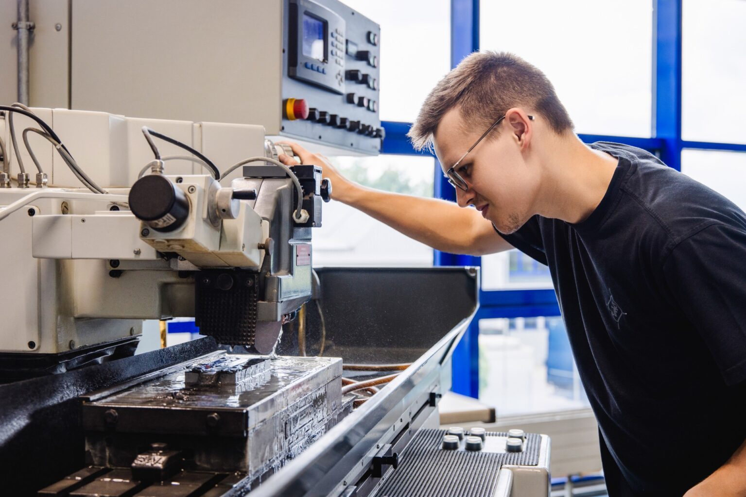 ein Arbeiter arbeitet an einer Industriemaschine