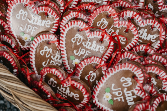 Lebkuchenherzen mit Zuckergussaufschrift "80 Jahre JPF"